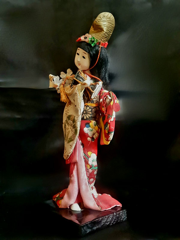 Muñeca geisha japonesa con tambor tsuzumi 