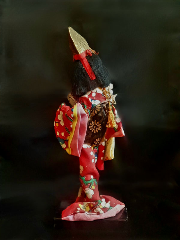 detalle vestido rico decorado en rojo muñeca antigua geisha