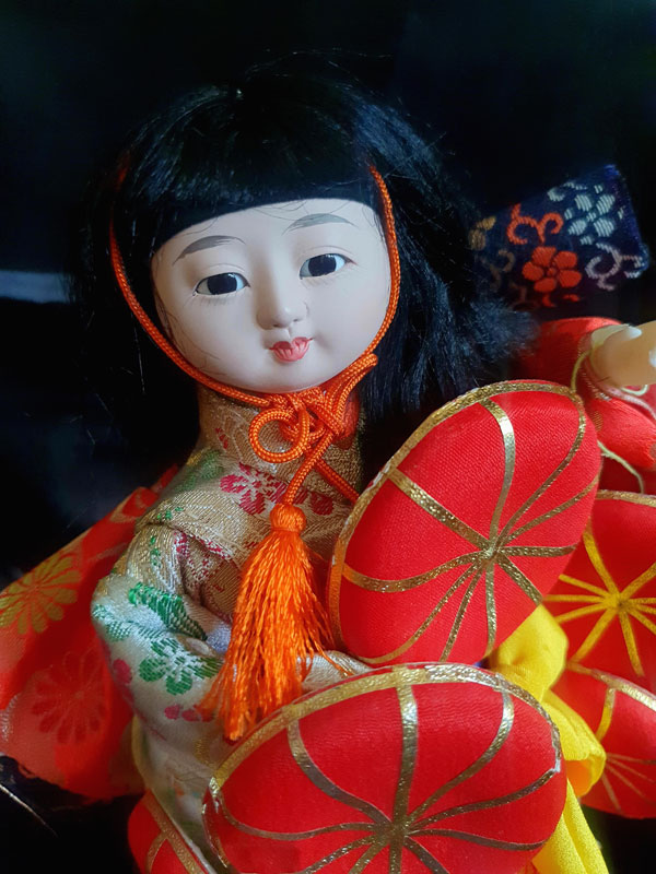 primer plano muñeca japonesa vendedora de sombreros, pieza excepcional