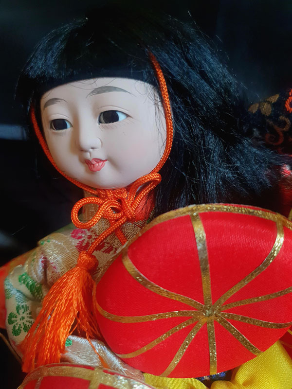 muñeca rara japonesa vendedora de sombreros de seda