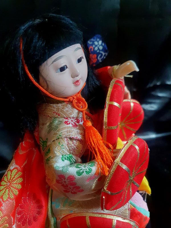 perfil de muñeca costumbrista con preciosos sombreros, pieza excepcional