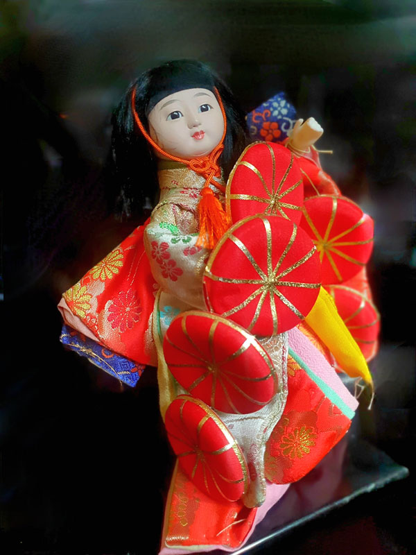 impresionante y rara muñeca japonesa con muchos sombreros de seda