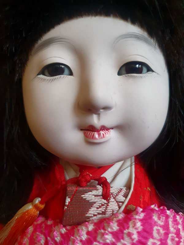 primer plano muleca ichimatsu antigua años 30 