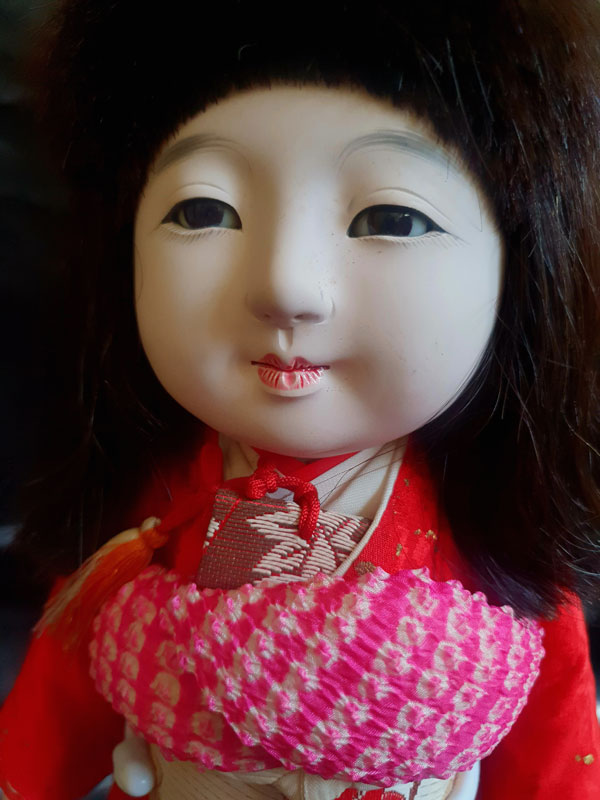 primer plano muñeca ichimatsu con ojos de cristal