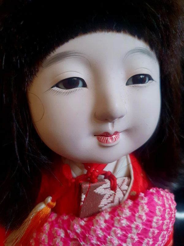 detalles belleza muñeca ichimatsu primer plano con ojos de cristal