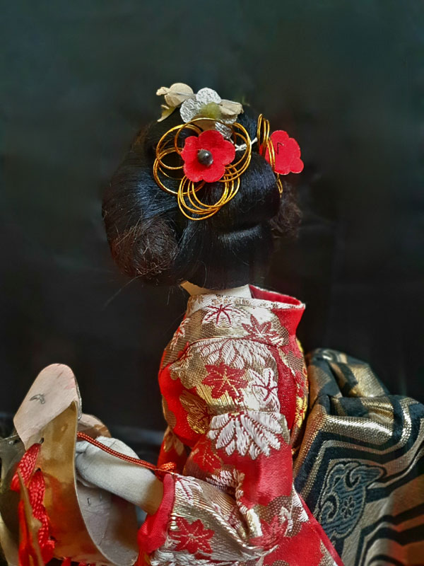 detalle cabello y vestido de muñeca antigua japonesa mujer de guerrero