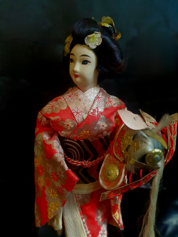 primer plano figura japonesa con gorro samurai 