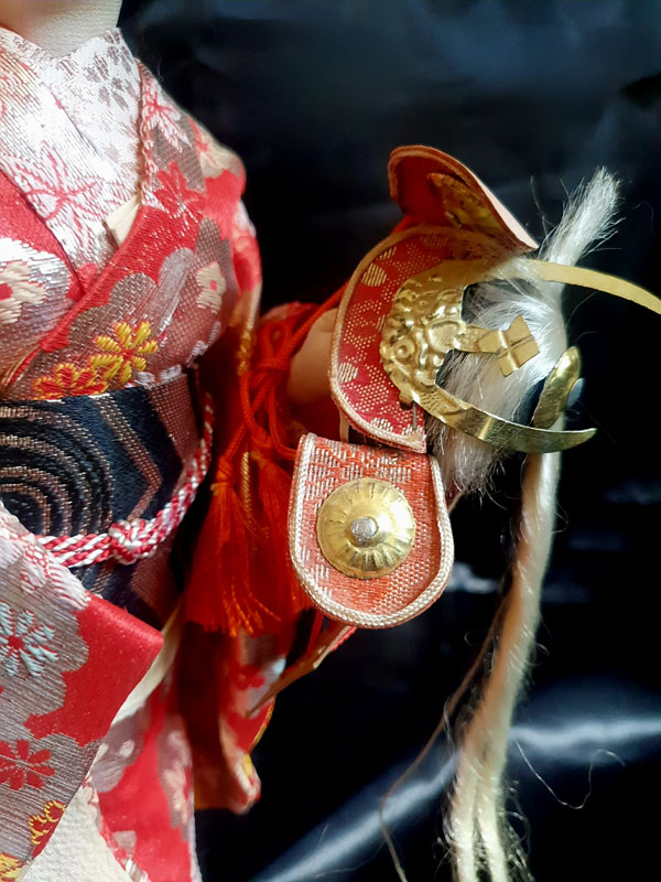 gorro de guerrero samurai portado por muñeca japonesa antigua