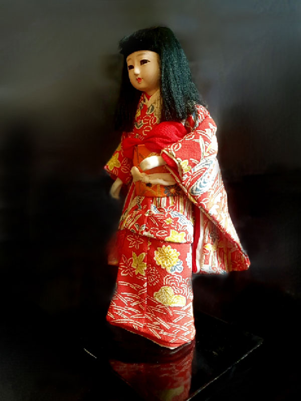 vestido rojo  con detalles en muñeca japonesa de colección