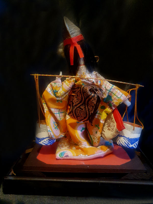 parte trasera de kimono muñeca japonesa cargadora de cubos