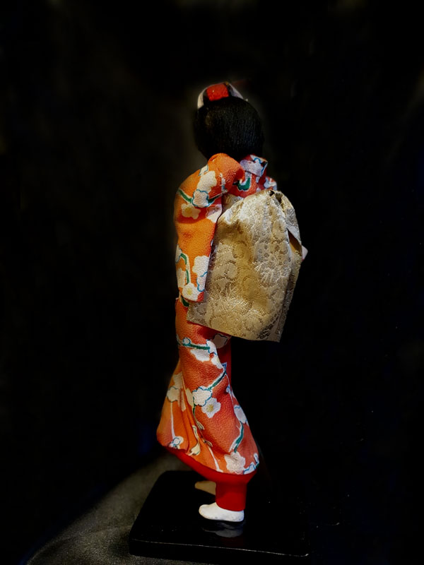 kimono rojo de muñeca japonesa antigua